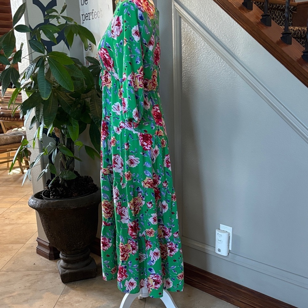 The Pioneer Woman Green Floral Tiered Midi Dress with V-Neck 🤩 - Picture 3 of 8